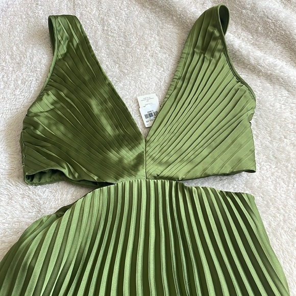 Abercrombie & Fitch Giselle Green Pleated Dress - Picture 2 of 3
